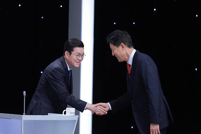 정원오 더불어민주당 서울시장 후보와 오세훈 국민의힘 서울시장 후보가 지난 28일 서울 마포구 SBS프리즘타워에서 열린 제9회 전국동시지방선거 서울시장 후보 초청 토론회에 앞서 악수를 하고 있다. 뉴스1