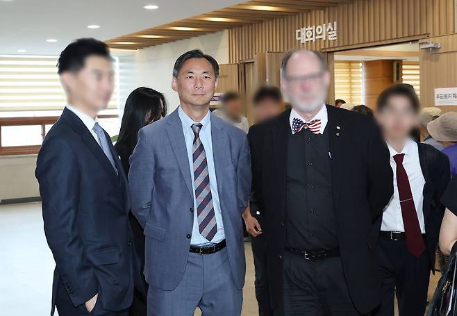 부정선거론자 모스 탄(한국명 단현명) 미국 리버티대 교수가 29일 사전투표가 진행되고 있는 경기도 평택시 안중읍 행정복지센터를 방문하고 있다. 연합뉴스