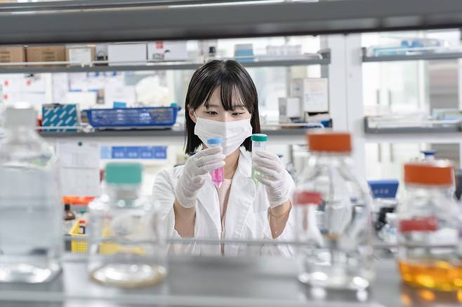 순천향대 재학생이 AI·바이오의약 연구실에서 실험·분석 장비로 바이오의약 연구를 수행하고 있다. 순천향대 제공