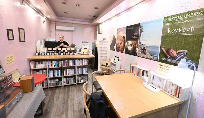 밀키웨이 밀크티 가게의 모습. 그가 좋아하는 음악, 소설, 시집, 영화 포스터로 빼곡하게 채워져있다. 권현구 기자