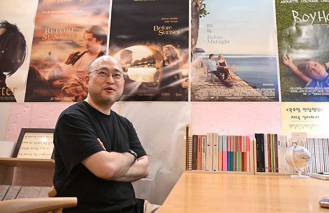벽에는 영화 ‘비포 선라이즈’ ‘비포 선셋’ ‘비포 미드나잇’ 포스터가 나란히 붙어 있다. 같은 배우와 감독이 9~10년 터울로 찍은 연작이다. 최씨는 “이 공간에 세월을 담고 싶었다”고 했다. 권현구 기자