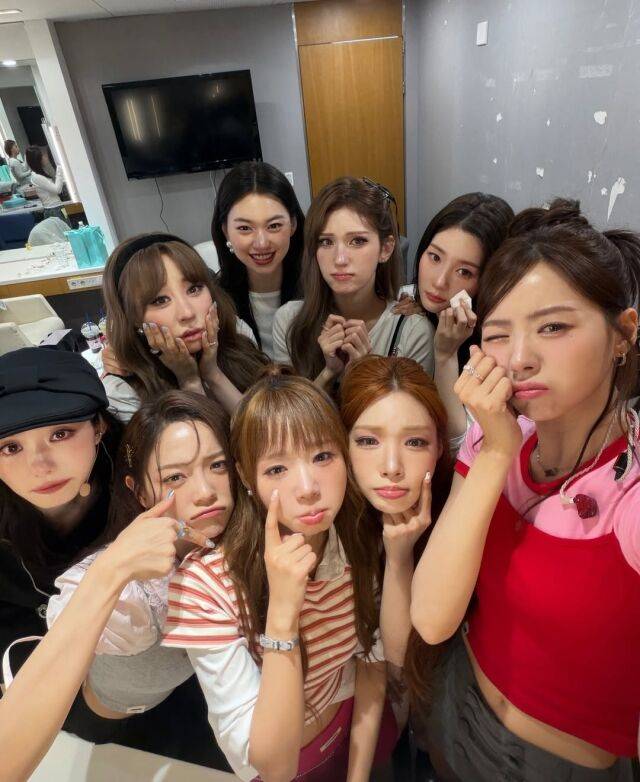 아이오아이 멤버들이 '갑자기' 음악 방송 활동 종료에 대한 아쉬움을 표현하고 있다. / 전소미 소셜미디어