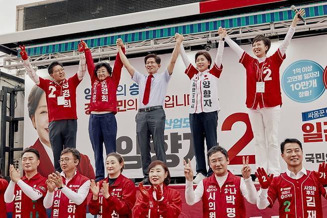 28일 열린 김경희 국민의힘 이천시장 후보(왼쪽 두 번째) 지원 유세에서 김문수 전 대통령 후보(가운데), 김은혜(오른쪽)·송석준(왼쪽) 의원, 양향자 경기지사 후보(오른쪽 두 번째)가 지지를 호소하고 있다. 김경희 캠프 제공