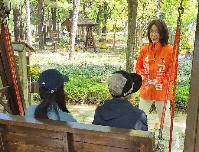 고금란 개혁신당 과천시장 후보가 유권자들을 만나 지지를 호소하고 있다. SNS 캡처