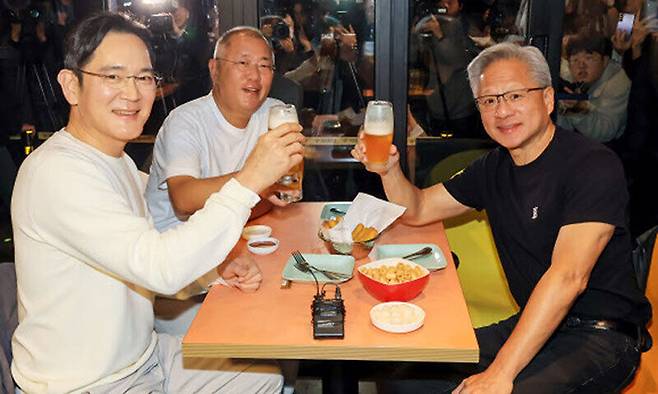 젠슨 황 엔비디아 최고경영자(CEO)가 지난 2025년 10월 30일 서울 강남구 삼성역 인근 깐부치킨 매장에서 이재용 삼성전자 회장, 정의선 현대차그룹 회장과 치킨 회동을 하고 있다. 뉴스1
