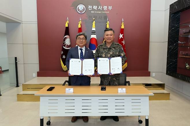 최종원(왼쪽) 한국항공우주산업(KAI) 전략본부장과 박재열 전략사령관이 29일 전략사령부에서 상호 전략적 파트너십 구축 및 업무협력 강화를 위한 업무협약을 체결하고 기념촬영을 하고 있다. 한국항공우주산업 제공