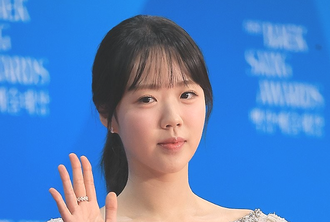 지난해 61회 백상예술대상 레드카펫에 참여한 방송인 지예은. 연합뉴스