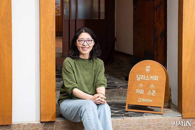 고독사 연구자 송인주 스스로랩 대표가 5월11일 오후 서울 성북구 딜리스에서 인터뷰 하고 있다. ⓒ김흥구