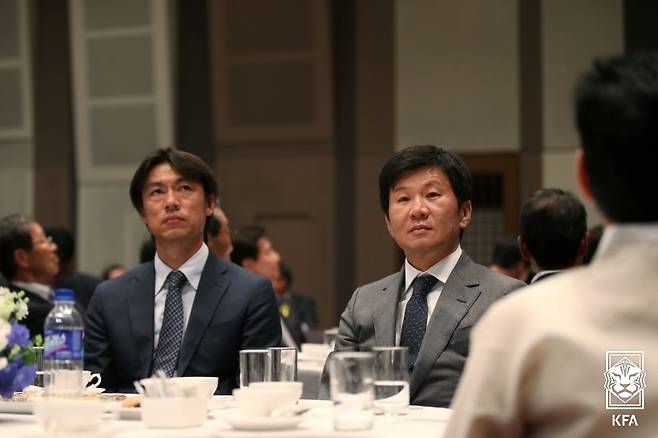 ▲ 홍명보 감독과 정몽규 회장(왼쪽부터) ⓒ대한축구협회