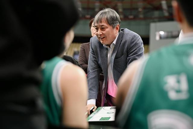 이상범 부천 하나은행 감독(가운데). /사진=WKBL 제공
