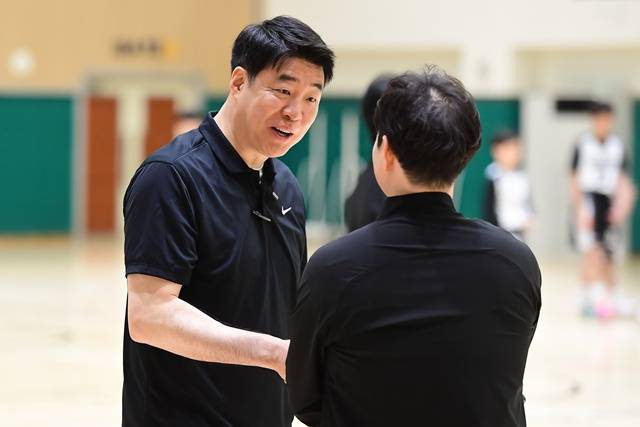 은희석 부천 하나은행 수석코치(왼쪽). /사진=WKBL 제공