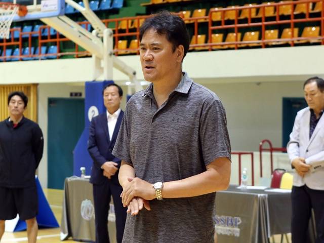 이호근 동국대 감독(가운데). /사진=WKBL 제공