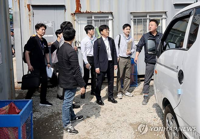 서소문고가 붕괴사고 관련 현장 사무실 등 압수수색 (서울=연합뉴스) 한종찬 기자 = 경찰 관계자들이 서소문 고가차도 붕괴사고와 관련해 29일 서울 서대문구 현장사무실을 압수수색 하며 철거 현장에 있는 컨테이너로 이동하고 있다. 2026.5.29 saba@yna.co.kr