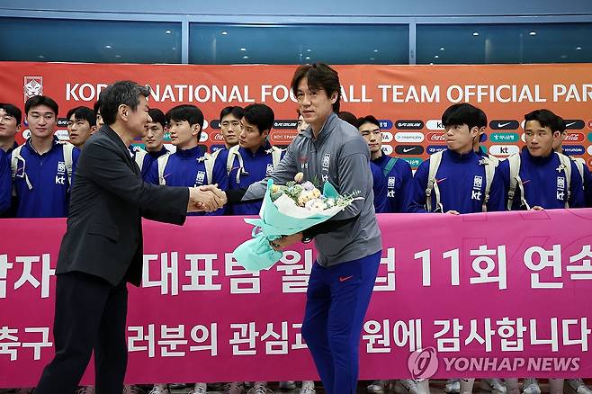 꽃다발 받는 홍명보 감독 (영종도=연합뉴스) 윤동진 기자 = 홍명보 대한민국 축구 대표팀 감독이 6일 인천국제공항을 통해 귀국, 정몽규 대한축구협회장으로부터 꽃다발을 받고 있다. 2025.6.6 mon@yna.co.kr