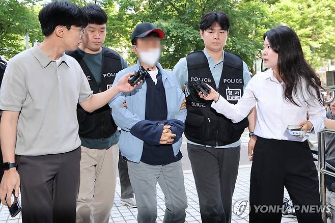 'LG전자 흉기난동' 협력사 직원 구속 심사 출석 (서울=연합뉴스) 류효림 기자 = LG전자 마곡 업무단지인 사이언스파크에서 칼을 휘둘러 2명에게 중상을 입힌 혐의로 긴급 체포된 LG전자 협력업체 직원인 A씨가 29일 서울 양천구 서울남부지방법원에서 열리는 구속 전 피의자 심문(영장실질심사)에 출석하고 있다. 2026.5.29 ryousanta@yna.co.kr