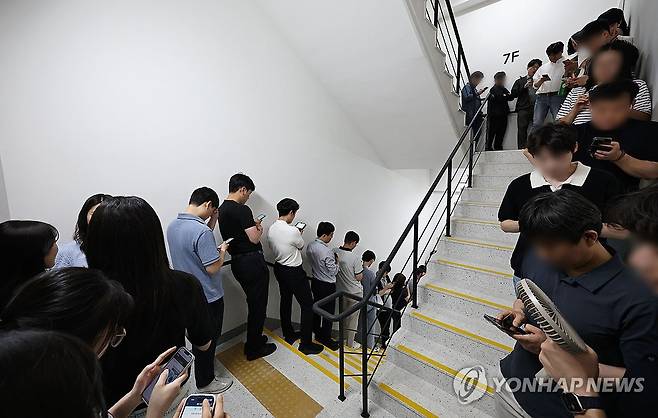 6ㆍ3지방선거 사전투표 위해 줄 선 직장인들 (서울=연합뉴스) 김인철 기자 = 제9회 전국동시지방선거 사전투표 첫날인 29일 서울 중구 소공동행정복합청사에서 점심시간을 이용해 사전투표 하려는 직장인들이 줄을 서고 있다. 2026.5.29 yatoya@yna.co.kr