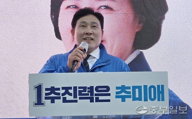 지난 29일 열린 양주시 옥정동 집중유세에서 민주당 임의빈 양주시의원 후보가 지지를 호소하고 있다. 박홍기 기자