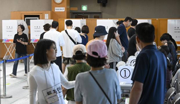 제9회 전국동시지방선거 사전투표 둘째날인 30일 광주시 광산구 첨단1동 첨단종합사회복지관에 마련된 사전투표소에서 시민들이 투표를 하기 위해 줄을 서서 기다리고 있다./김진수 기자 jeans@kwangju.co.kr