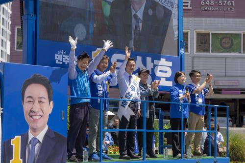 ◇더불어민주당 우상호 강원지사 후보가 30일 강릉에서 김중남 강릉시장 후보 등과 함께 선거 운동을 하고 있다.