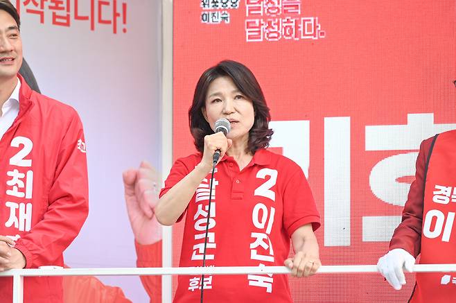 30일 오후 국민의힘 이진숙 대구 달성군 국회의원 후보가 대구 달성군 대실역 일대에서 이철우 경북도지사 후보, 윤상현·이달희 국회의원 등과 합동 유세를 진행했다. /이진숙 후보 캠프 제공
