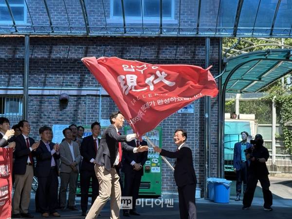 이인기 현대건설 건축주택사업본부장(오른쪽)이 압구정 현대가 적힌 깃발을 들고 기쁨의 미소를 짓고 있다./사진=미디어펜 박소윤 기자