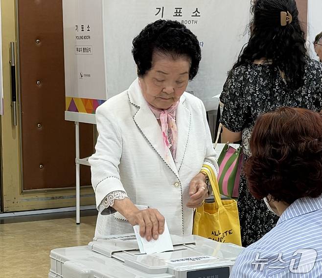 6·3 지방선거 사전투표 마지막날인 30일 오전 충북 증평군청 대회의실 사전투표소에서 한 유권자가 투표함에 기표 용지를 넣고 있다. 2026.5.30/뉴스1
