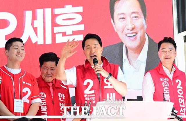 오세훈 국민의힘 서울시장 후보가 제9회 전국동시지방선거 사전투표 첫날인 29일 서울 도봉구 창동역 앞에서 유권자들에게 지지를 호소하고 있다. /이새롬 기자