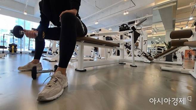 인천 송도의 한 헬스장에서 운동 중인 회원. 아시아경제DB