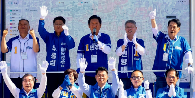 6·3 지방선거 사전투표가 진행 중인 30일 오전, 전남 완도군에서 열린 더불어민주당 합동 차량 유세에서 더불어민주당 정청래 당 대표가 마이크를 잡고 유권자들을 향해 간절히 지지를 호소하고 있다. 이준경 기자
