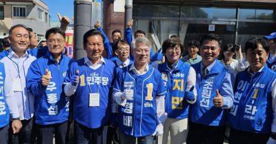 완도 전통시장 인근 유세 현장을 찾은 정청래 당 대표가 더불어민주당 후보들이 함께 나란히 서서 포즈를 취하고 있다. 이준경 기자