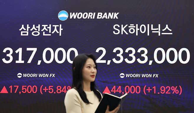 2026년 5월 29일 서울 중구 우리은행 본사 딜링룸에 SK하이닉스와 삼성전자의 주가가 표시되고 있다. /장경식 기자