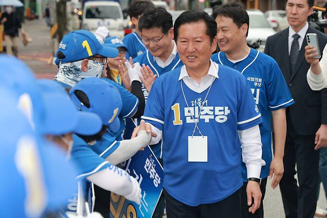 정청래 더불어민주당 대표가 지난 27일 충남 국립공주대학교 인근 흑수골길 공터에서 김영빈 충남 공주부여청양 국회의원 보궐선거 후보, 김정섭 공주시장 후보에 대한 지지를 호소한 뒤 선거운동원과 인사하고 있다. 연합뉴스