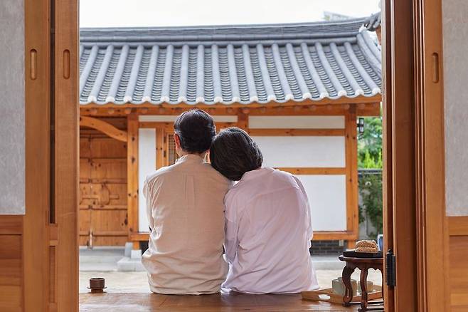 국민연금을 함께 받는 부부가 93만쌍을 넘어섰다. 합산 평균은 120만원이지만 최고액을 받는 부부는 월 554만원이 매월 통장에 입금된다. 현역시절 받았던 급여나 납입기간도 중요하겠지만, 임의계속가입이나 추납제도를 활용하면 연금 수령액을 늘릴 수 있다. /게티이미지뱅크
