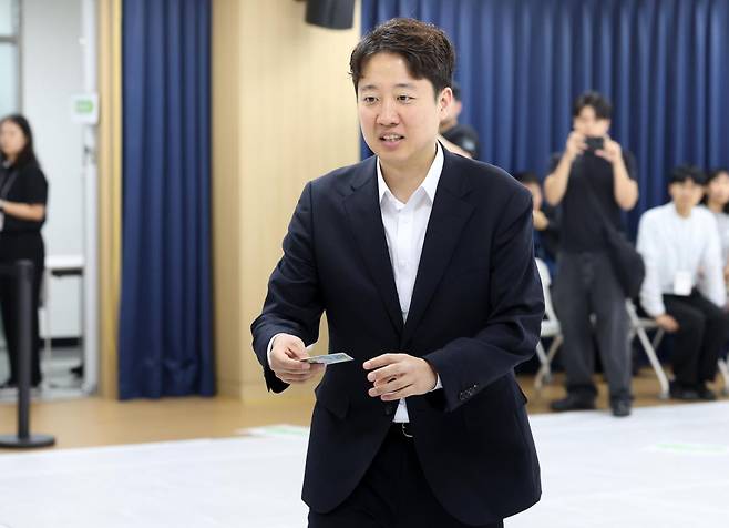 이준석 개혁신당 대표가 제9회 전국동시지방선거 사전투표일인 29일 경기 화성시 동탄구 동탄9동 행정복지센터 사전투표소에서 투표를 하기 위해 이동하고 있다. 뉴시스