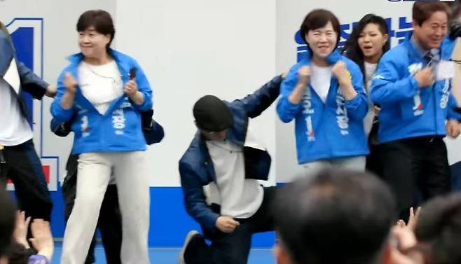 21일 서울 성동구서 열린 정원오 민주당 서울시장 후보의 출정식에서는 상임선대위원장인 서영교 의원(왼쪽부터), 전현희 의원, 김영배 의원이 조성모의 ‘다짐’에 맞춰 파란점퍼 깃을 양손으로 잡고 ‘털기춤’을 춰 화제가 됐다. 사진 유튜브 캡처