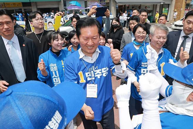 더불어민주당 정청래 총괄상임선거대책위원장이 지난 24일 전남 광양시 오곡5일장에서 민주당 민형배 전남광주통합특별시장 후보, 정인화 광양시장 후보 지원 유세를 하며 선거운동원들과 인사하고 있다. 연합뉴스