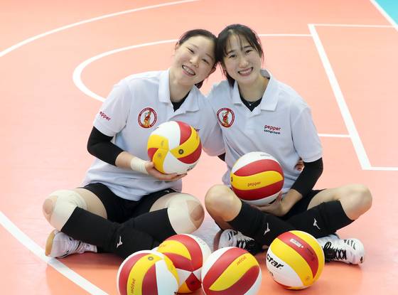 여자 프로배구 신생팀 페퍼저축은행에서 재도약을 노렸던 구솔. 오른쪽은 하혜진. 중앙포토