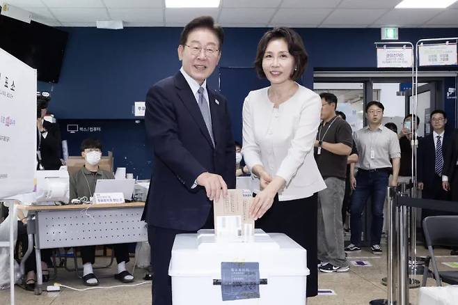 이재명 대통령과 김혜경 여사가 제9회 전국동시지방선거 사전투표 첫날인 29일 오전 서울 종로구 삼청동 주민센터를 찾아 투표하고 있다. 청와대사진기자단