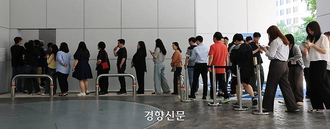 제9회 전국동시지방선거 사전투표일인 29일 서울 중구 소공누리센터에 마련된 소공동 사전투표소에서 직장인들이 점심시간을 이용해 사전투표를 하기 위해 줄을 서 있다. 2026.05.29 /서성일 선임기자