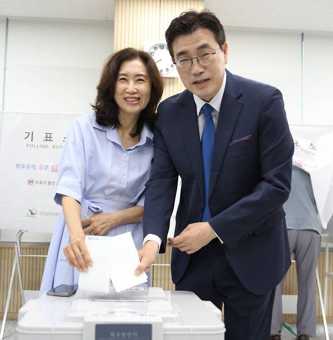 29일 오전 8시께 더불어민주당 최원용 평택시장 후보가 동삭동행정복지센터 사전투표소에서 배우자와 함께 투표를 진행하고 있다. 최원용 후보 선거 캠프 제공