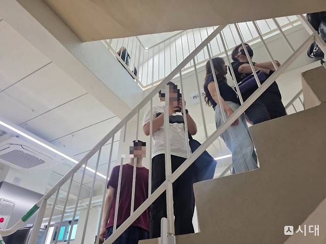 중앙선거관리위원회에 따르면 30일 오후 2시 기준 전국 17개 시도 평균 사전투표율은 18.61%를 기록했다. 사진은 이날 오후 사직동주민센터에서 관외 유권자들이 줄을 서 있는 모습. /사진=김성아 기자