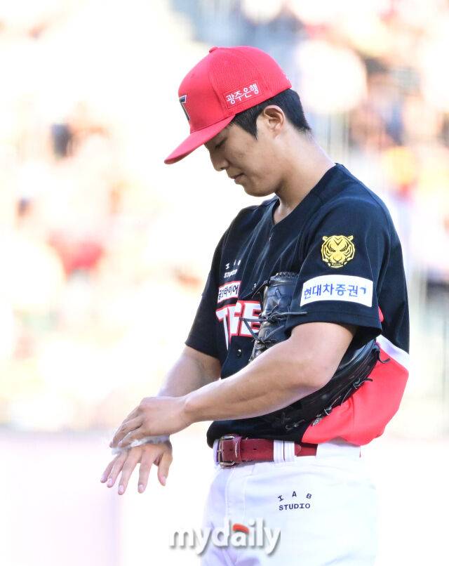 2026년 5월 29일 오후 서울 잠실구장에서 열린 '2026 신한 SOL KBO리그' KIA 타이거즈와 LG 트윈스의 경기. KIA 선발투수 이의리가 2회까지 6실점 한 뒤 당황하고 있다./잠실=유진형 기자 zolong@mydaily.co.kr