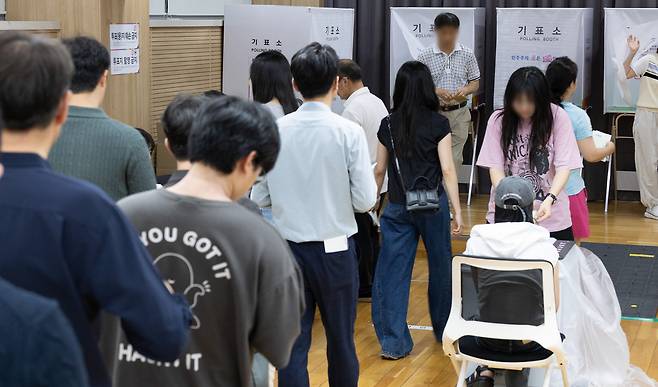 제9회 전국동시지방선거 사전투표가 시작된 29일 오후 서울 영등포구 여의동주민센터에 마련된 사전투표소에서 유권자들이 점심시간을 이용해 투표를 하기 위해 줄을 서고 있다. 윤창빈 기자
