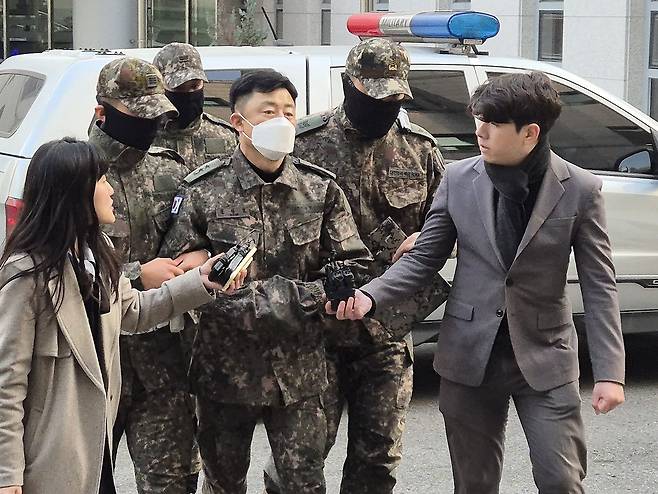 2024년 12월 20일 12.3비상계엄 사태 당시 중앙선거관리위원회에 병력을 투입하고 사전모의에 가담한 혐의를 받는 문상호 정보사령관이 서울 중앙지역군사법원에서 영장실질심사에 출석하기 위해 법정으로 향하고 있다. (출처:연합)