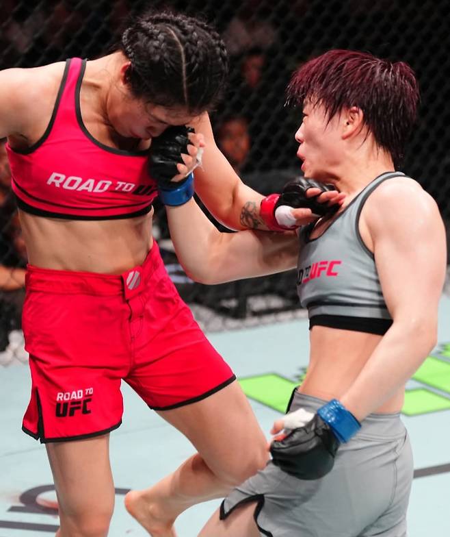 박보현(사진 오른쪽)이 둥화샹의 안면을 펀치로 가격하는 장면. UFC SNS 사진 캡처