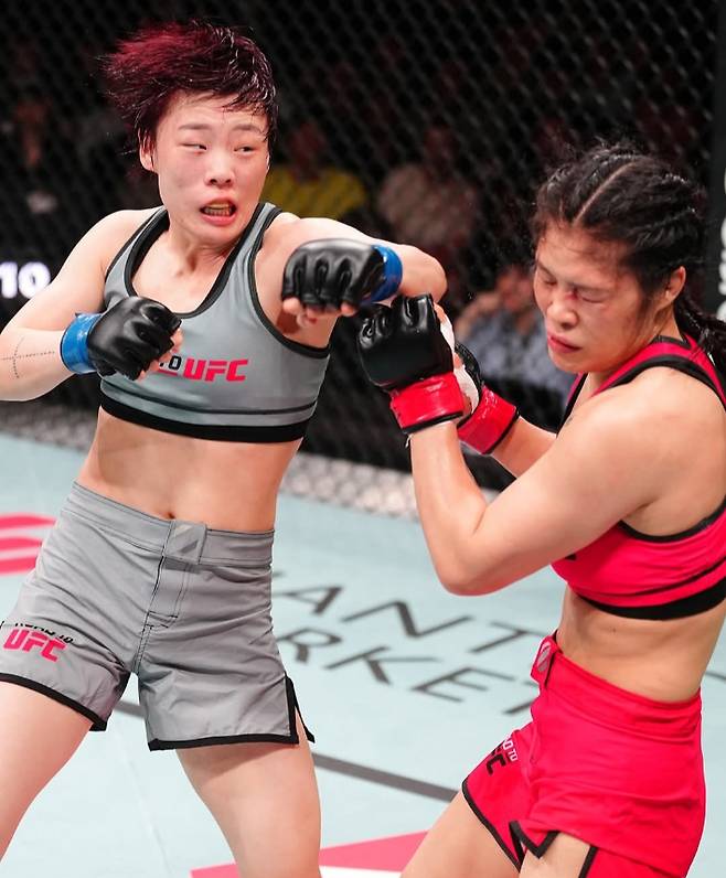 박보현(사진 왼쪽)이 둥화샹에게 펀치를 가격하는 모습. UFC SNS 사진 캡처