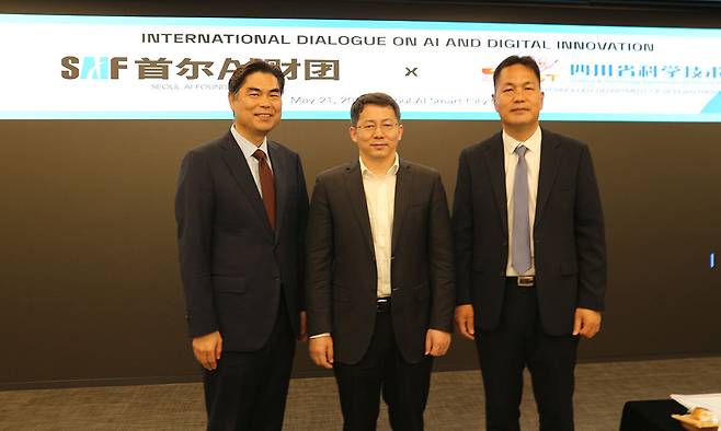 김만기 서울AI재단 이사장(왼쪽)이 21일 서울 마포구 상암동 서울AI스마트시티센터에서 루송밍 중국 쓰촨성 과기청장(가운데), 김종문 KIC중국 센터장(오른쪽)과 간담회를 마친 뒤 기념촬영 하고 있다. 서울AI재단 제공
