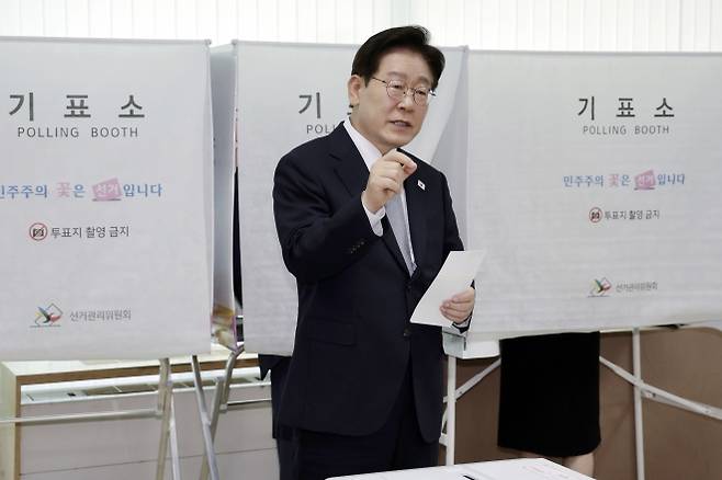 투표 관련 문의하는 이재명 대통령 - 이재명 대통령이 제9회 전국동시지방선거 사전투표 첫날인 29일 서울 종로구 삼청동 주민센터에서 사전 투표 중 기표 도장 관련 문의를 하고 있다. 2026.5.29 청와대통신사진기자단