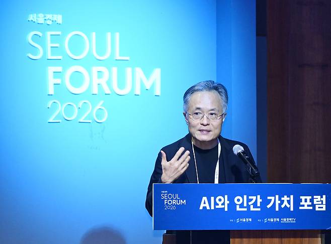 유영진 런던정치경제대학교 교수가 28일 서울 중구 신라호텔에서 서울포럼 2026의 특별 포럼으로 열린 AI와 인간 가치 포럼에서 강연을 하고 있다. 사진=오승현 기자