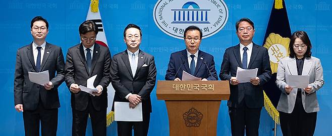 민주당 ‘윤석열 정권 조작기소 진상규명 및 공소취소를 위한 국정조사 추진위원회’ 위원들이 3월 15일 서울 여의도 국회 소통관에서 기자회견을 하고 있다. 왼쪽부터 김동아, 이용우, 박성준, 이건태, 김승원, 이주희 의원. 뉴스1